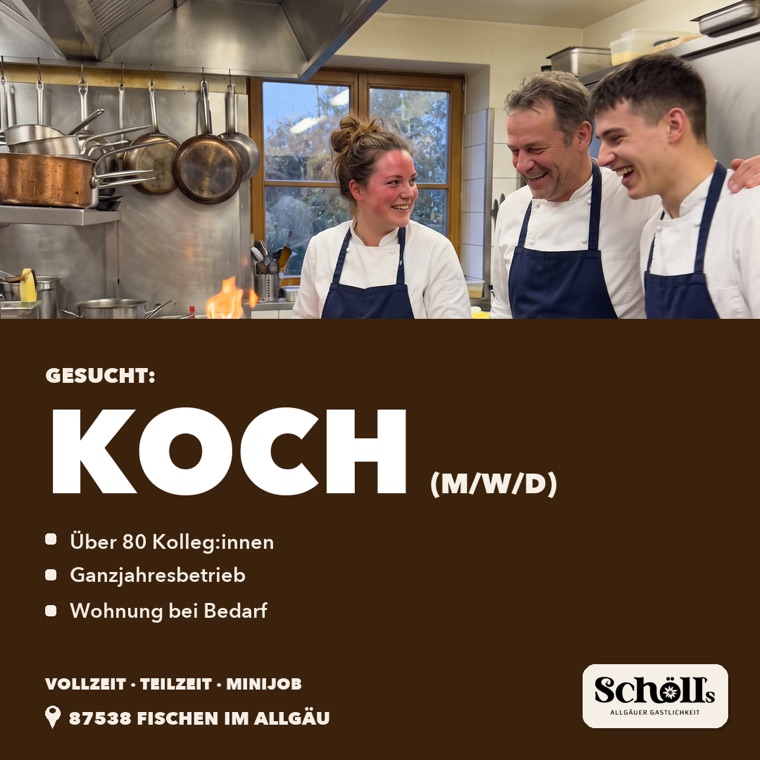 Drei Köche lachen über die Flamme in der Pfanne